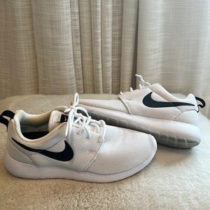 White Nike Roshe Run’s